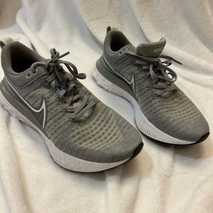 Women’s Nike Reacts Size 9